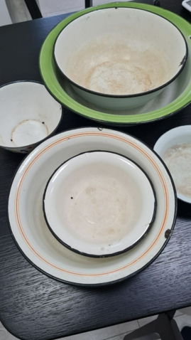 Эмалированные чашки и ковш