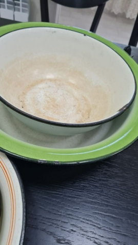 Эмалированные чашки и ковш