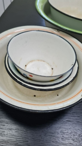 Эмалированные чашки и ковш