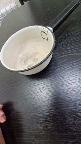 Эмалированные чашки и ковш